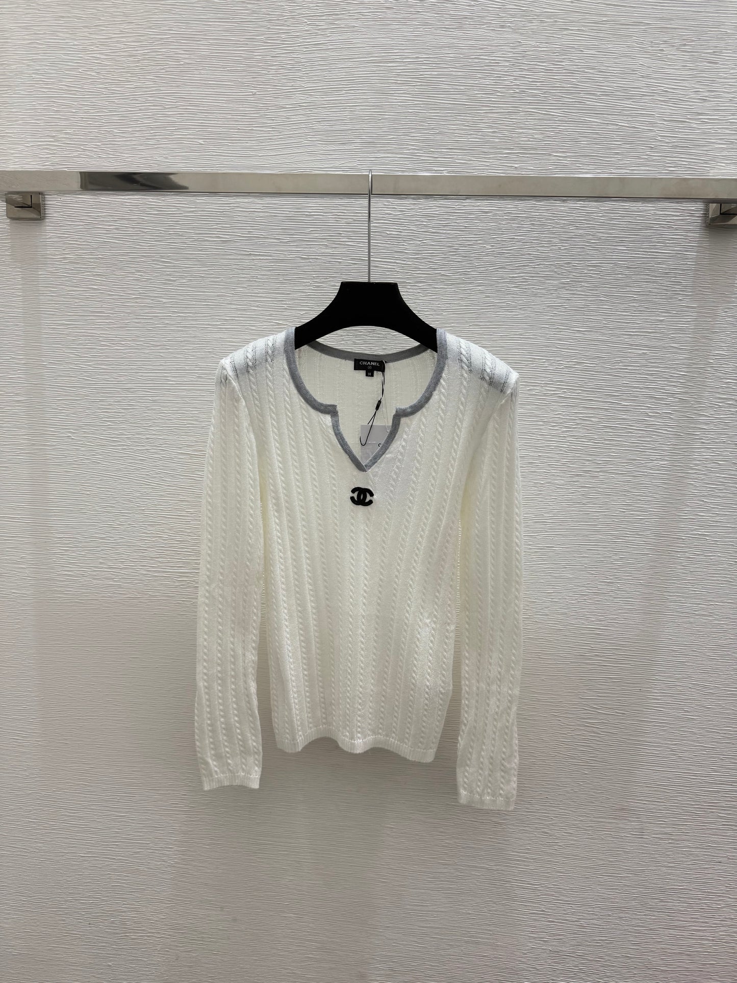 26 New Crew-Neck Long-Sleeve Knit Top