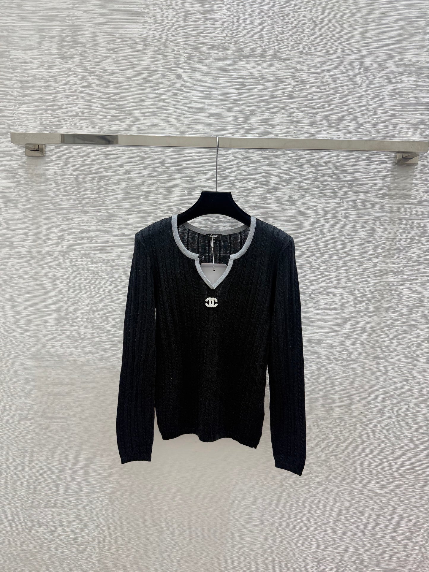 26 New Crew-Neck Long-Sleeve Knit Top