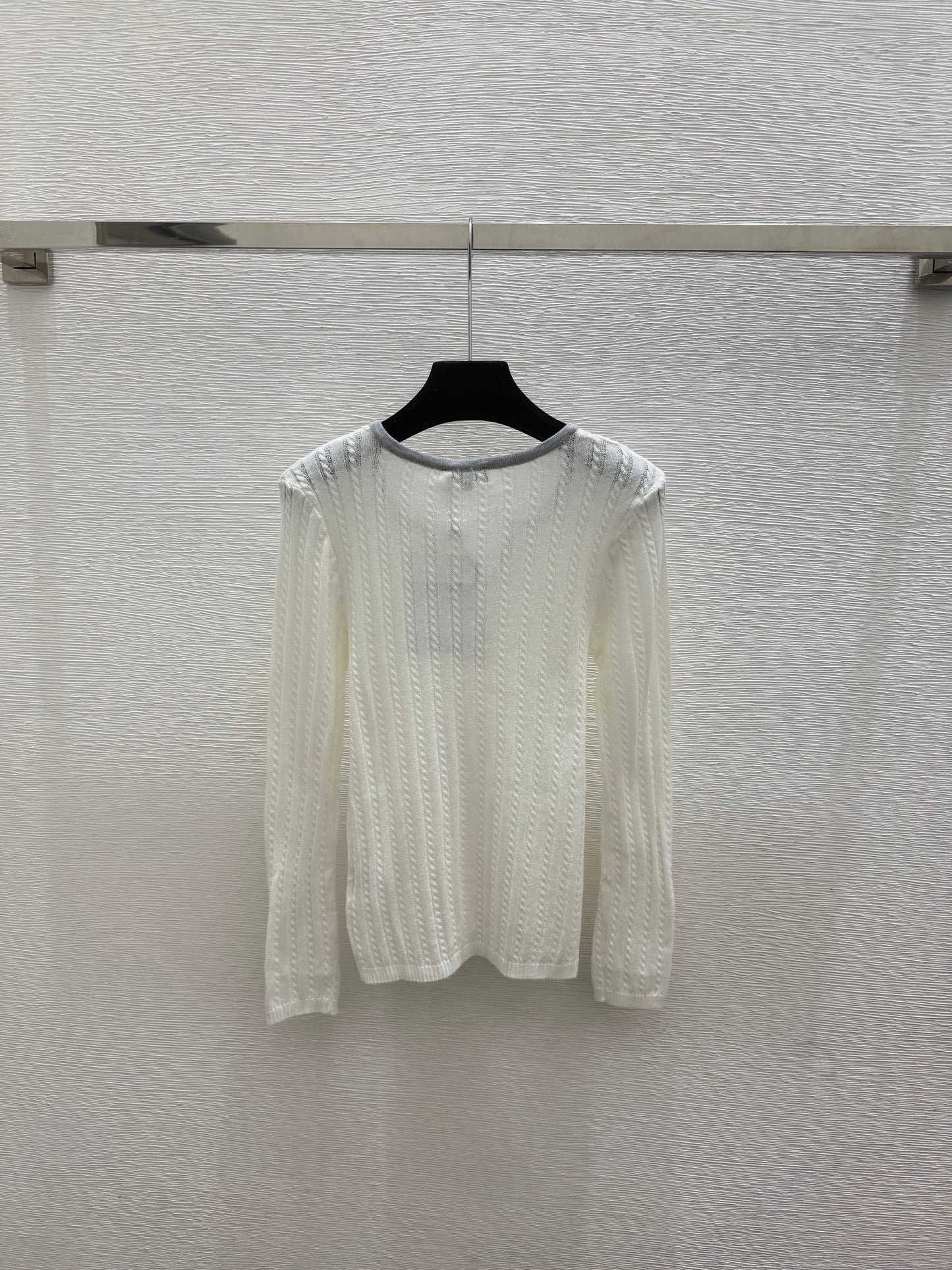 26 New Crew-Neck Long-Sleeve Knit Top