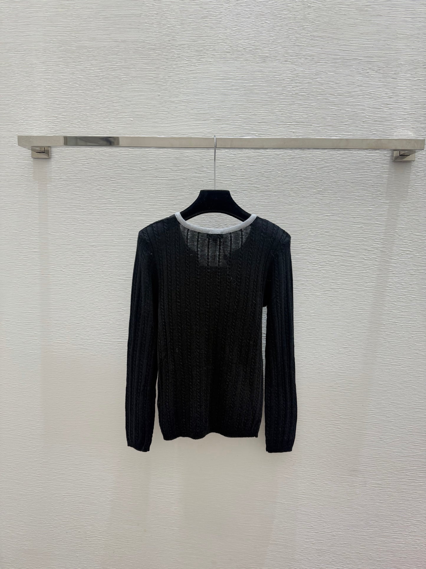 26 New Crew-Neck Long-Sleeve Knit Top