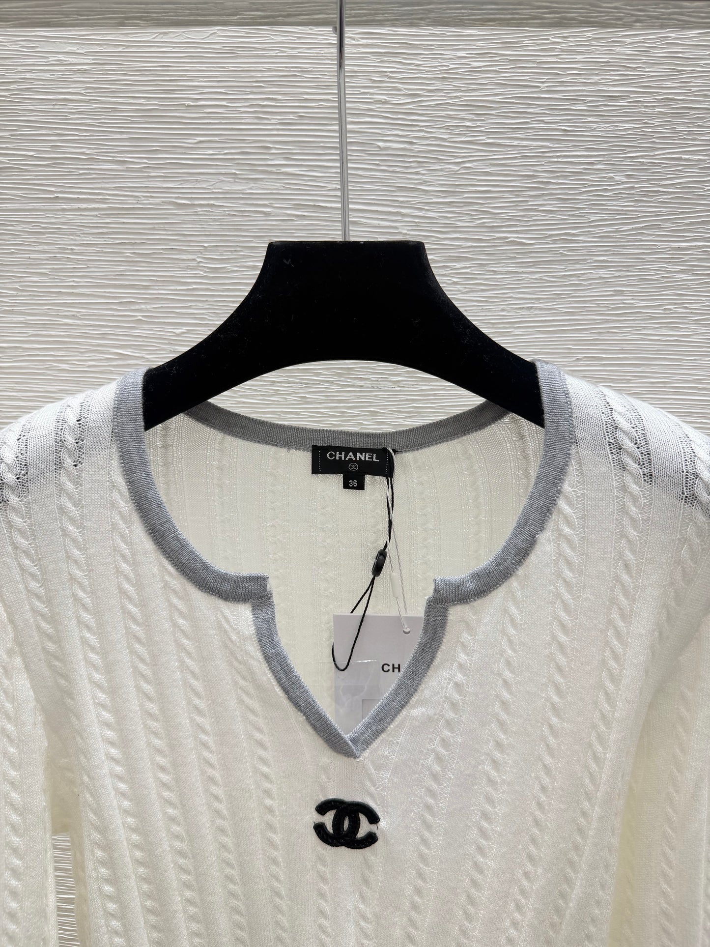 26 New Crew-Neck Long-Sleeve Knit Top