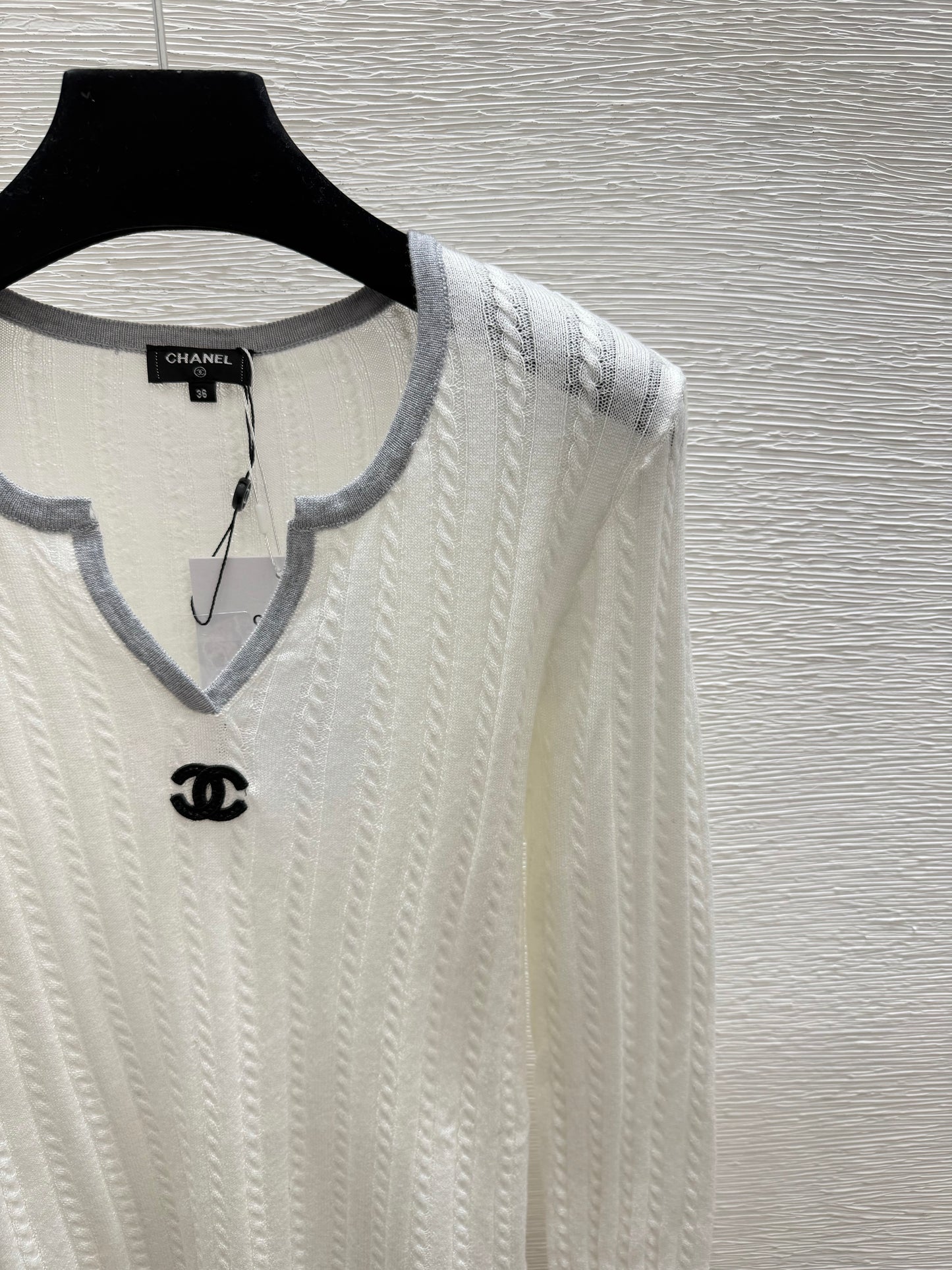26 New Crew-Neck Long-Sleeve Knit Top