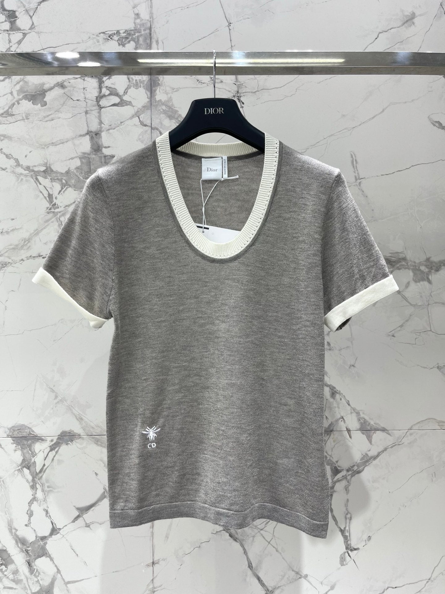 26 New Color-Block Embroidered Short-Sleeve Knit Top