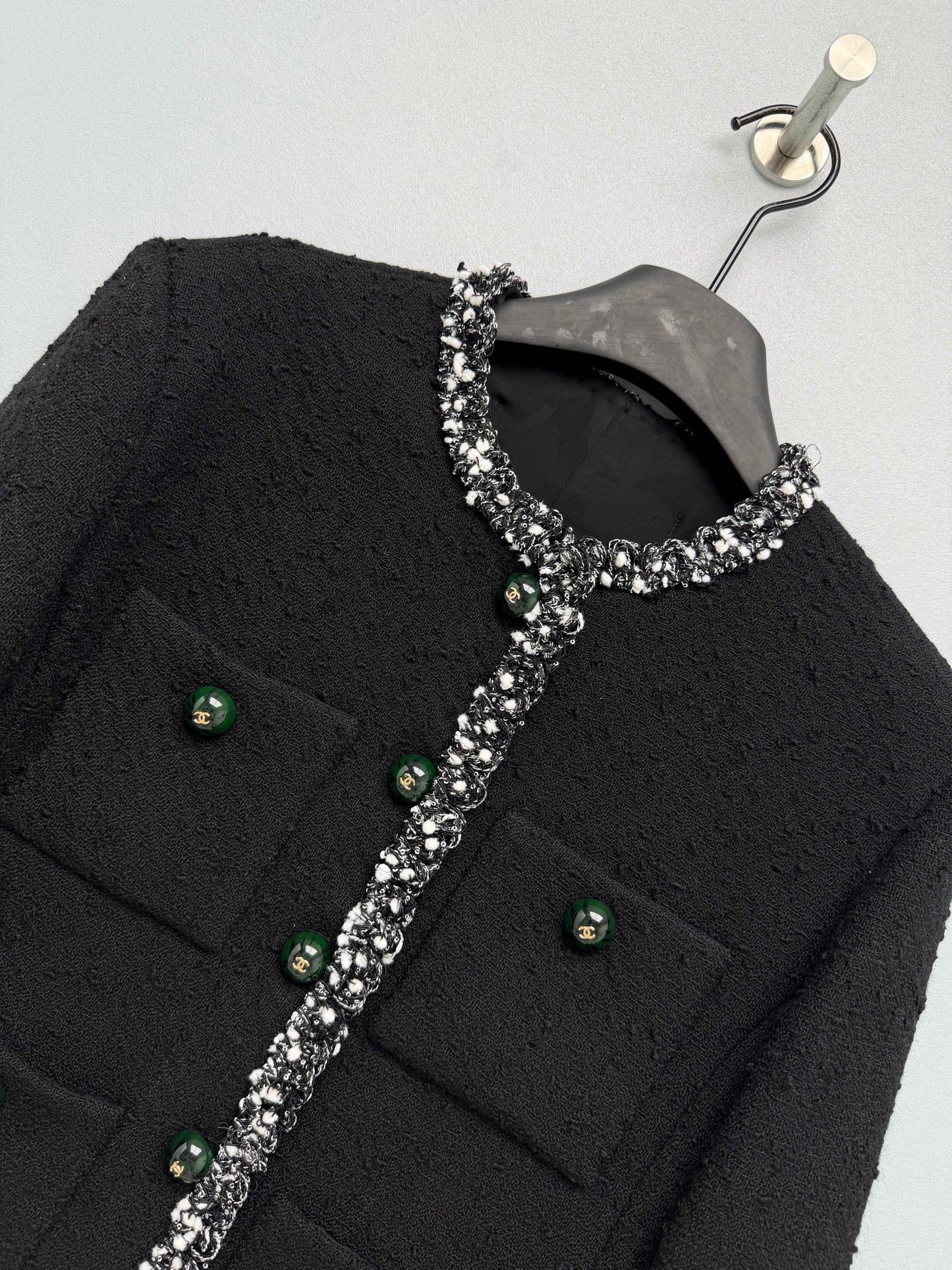 26 New black-based silver-thread knit jacket
