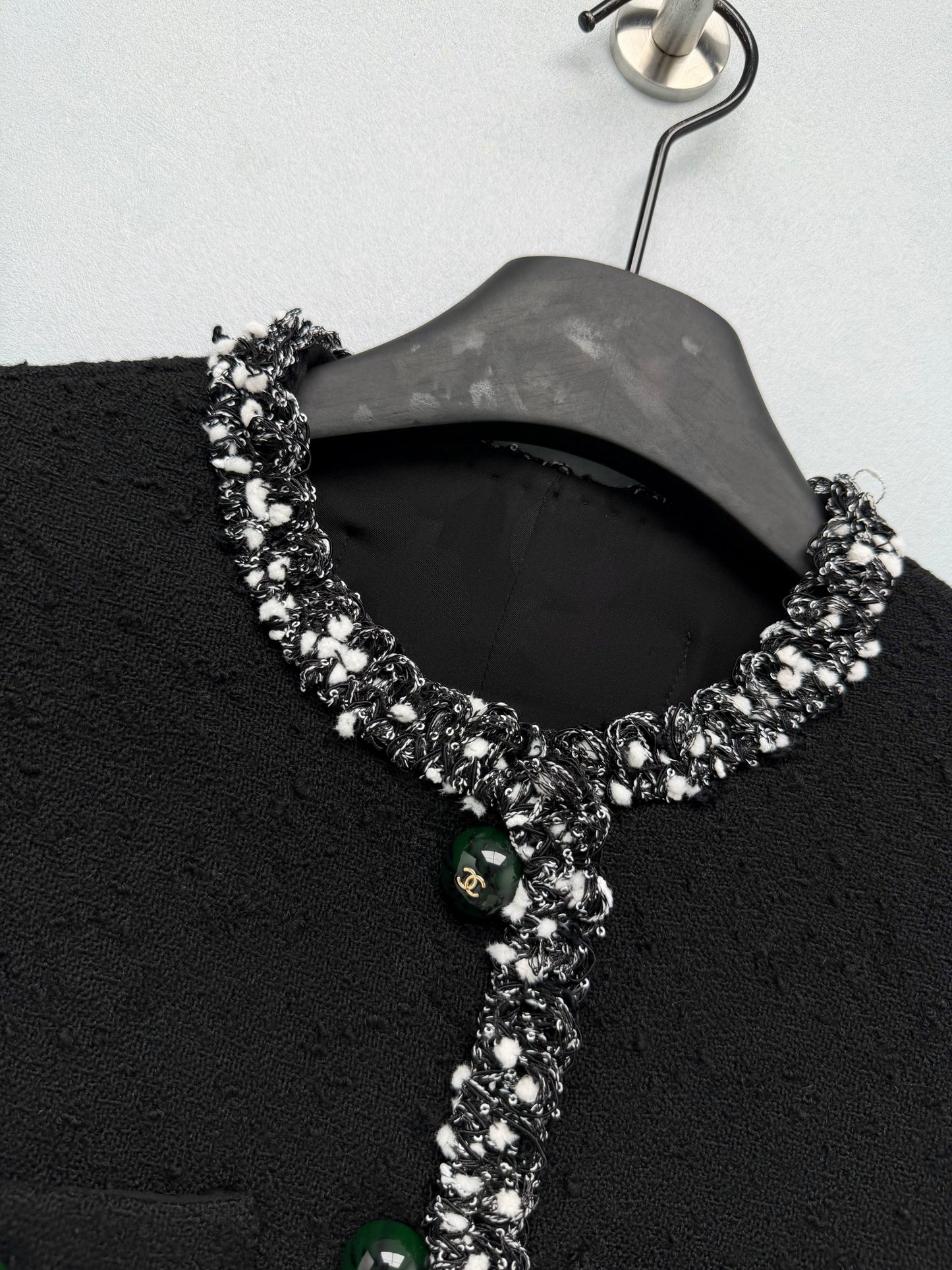 26 New black-based silver-thread knit jacket