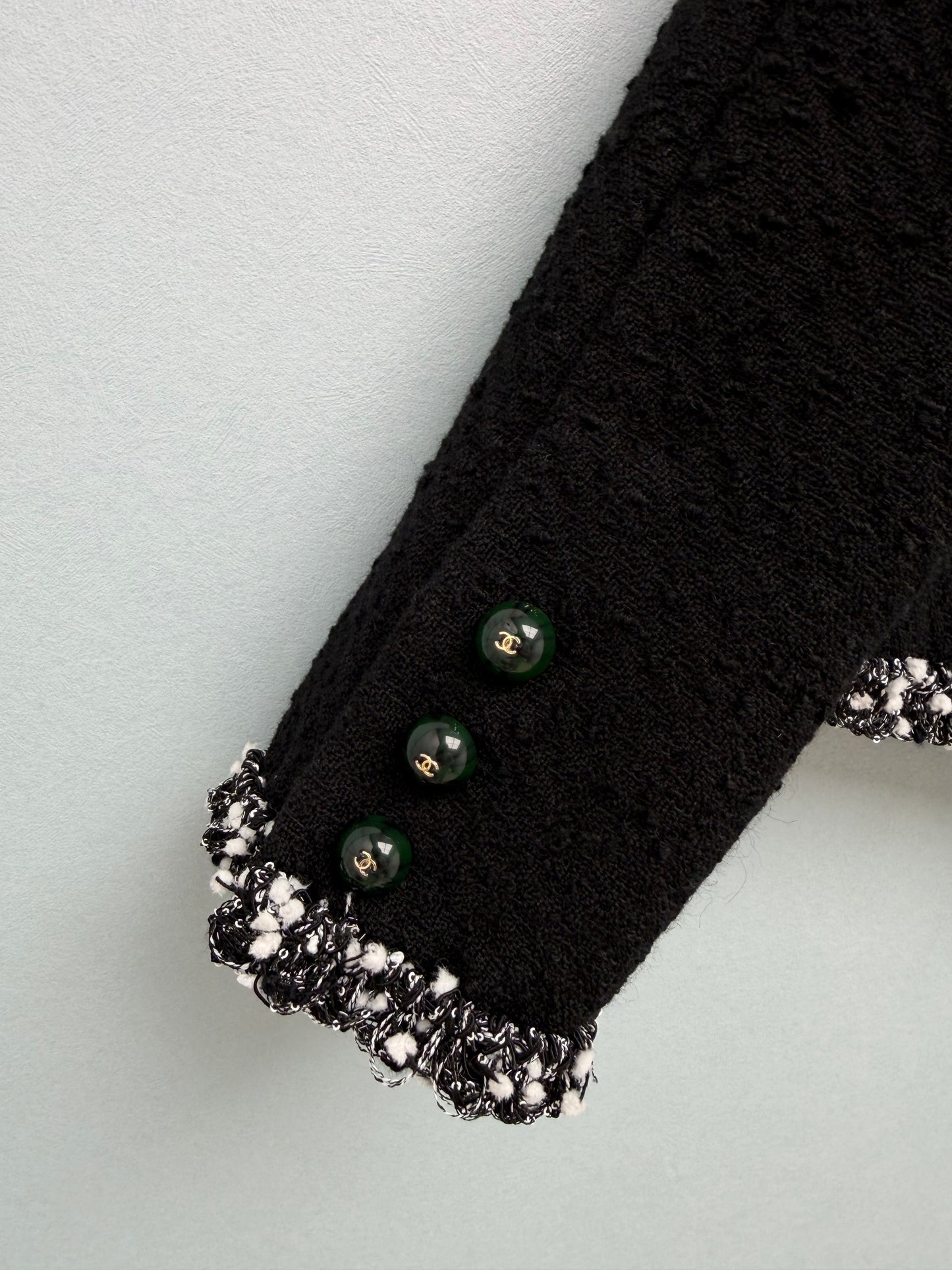26 New black-based silver-thread knit jacket