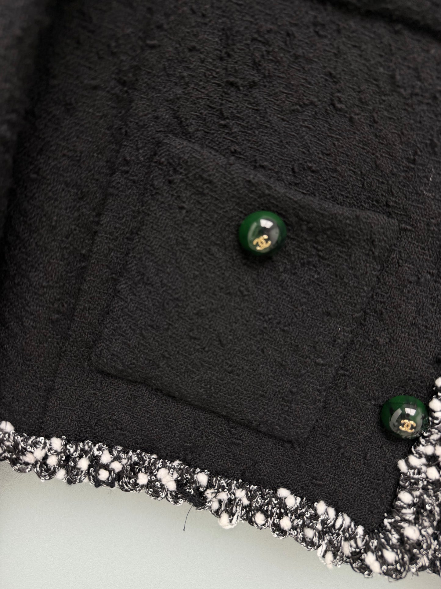 26 New black-based silver-thread knit jacket
