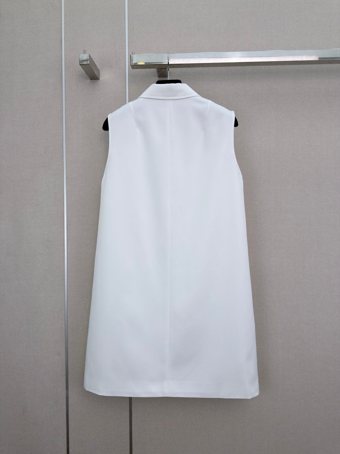 26 New Sleeveless Collared Dress