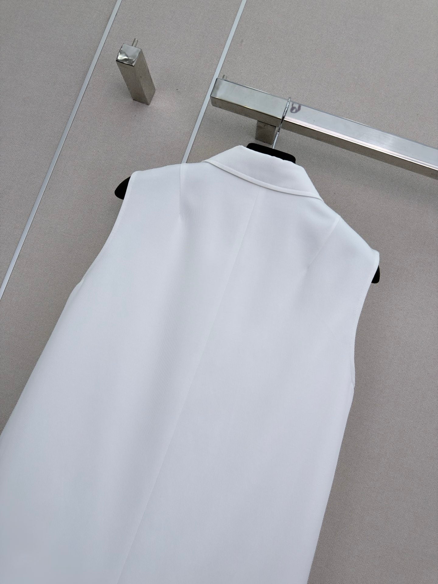 26 New Sleeveless Collared Dress