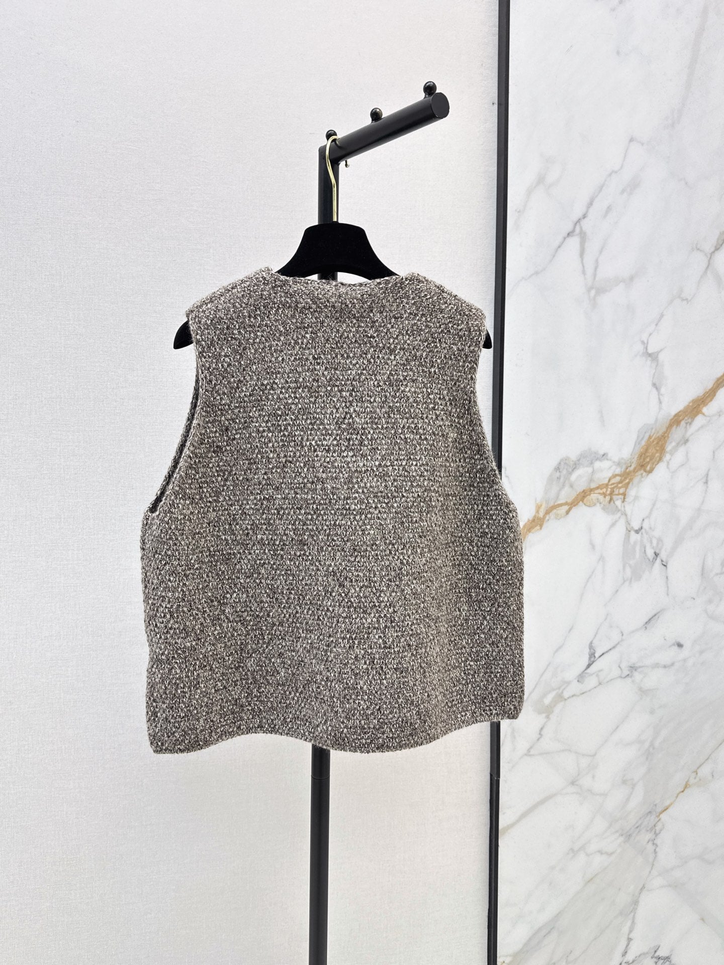 26 New V-neck sleeveless knit vest