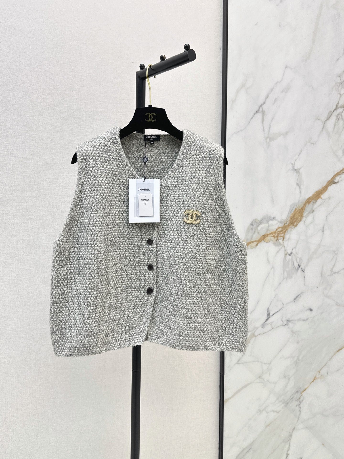 26 New V-neck sleeveless knit vest