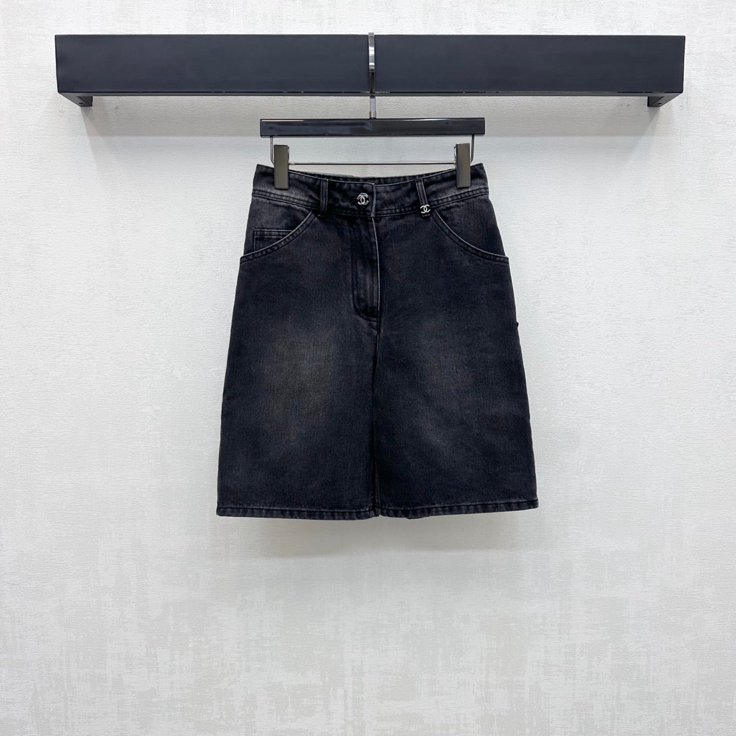 26 New Embroidered Denim Mid-Length Shorts